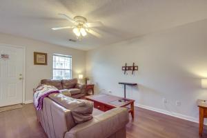 Galeriebild der Unterkunft Community Grills and Pool Gautier Condo! in Gautier