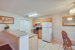 Galeriebild der Unterkunft Community Grills and Pool Gautier Condo! in Gautier + 16 Fotos