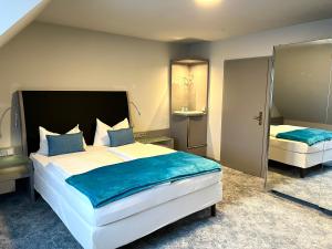 Postel nebo postele na pokoji v ubytování Hotel Zur Kaiserpfalz