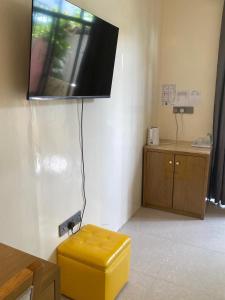 TV a/nebo společenská místnost v ubytování Maavaharu Guest House Himmafushi