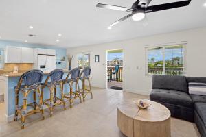 フォートマイヤーズビーチにあるEndless Tides 1 by Sun Palace Vacationsのソファとテーブルのあるリビングルーム