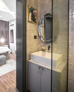 un bagno con lavandino e specchio di 247 Electricity 2 bedrooms Lux Ikate with PS5 opt a Lekki