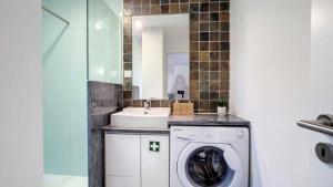 une salle de bains avec lave-linge et lavabo dans l'établissement LXFactory House 39 by Magickey, à Lisbonne 46 autres photos