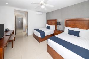 レオンにあるHotel Suites México Plaza León Campestreのベッド2台とテレビがあるホテルの部屋 +26枚の写真
