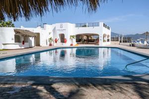 una gran piscina frente a un edificio en Manzanillo Apartment with Unbeatable Views 3 Bedrooms, en Manzanillo