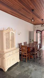 Uma área de estar em Ilha Grande Hostel