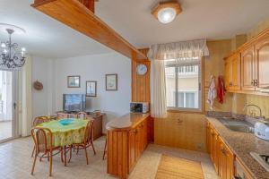 Una cocina con una mesa y un comedor. en Casa Leila, en Puerto Naos