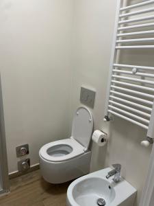a bathroom with a toilet and a sink at Bilocale con terrazzo e vista spettacolare sui monti in Sestriere +5 photos