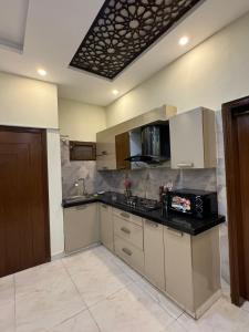 Kuchyň nebo kuchyňský kout v ubytování Home Sweet Home 3 bed Banglow