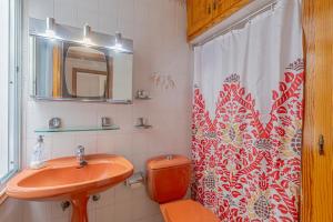 Un baño con lavabo, inodoro y ducha. en Casa Leila, en Puerto Naos 8 fotos más