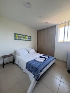 Un dormitorio con una cama con una toalla encima. en Conjunto Bello Horizonte Plaza, en Santa Marta