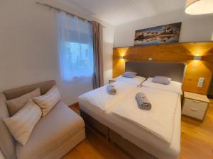Postel nebo postele na pokoji v ubytování Kozma Apartments Peterlewand Gerlitzen Ossiachersee