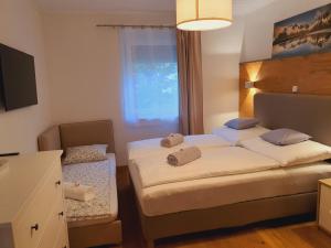 Postel nebo postele na pokoji v ubytování Kozma Apartments Peterlewand Gerlitzen Ossiachersee