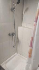 eine Dusche mit Duschkopf in einem Badezimmer in der Unterkunft Chrysa's cottage house in Karystos + 32 Fotos