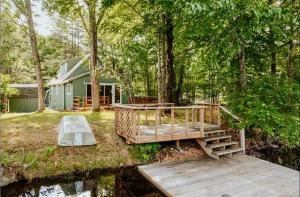Aed väljaspool majutusasutust Charming, Pet-friendly Lake front Retreat WiFi