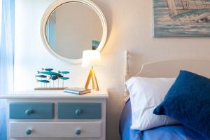 een slaapkamer met een bed met een ladekast en een spiegel bij Todimer Ohana Beach in Salobreña +24 foto's