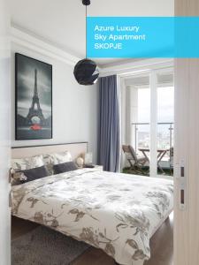 una camera con letto e una foto della torre Eiffel di Royal Suite on the 24th Sky a Skopje