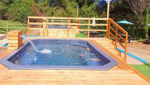 a pool with a water fountain in a yard at Centro Vacacional Las Cruces La Araucana in Las Cruces