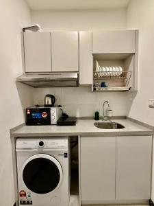Kuchyň nebo kuchyňský kout v ubytování Neu Suites Service Apartment
