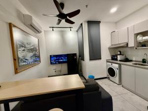 Kuchyň nebo kuchyňský kout v ubytování Neu Suites Service Apartment