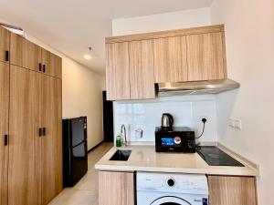 Kuchyň nebo kuchyňský kout v ubytování Neu Suites Service Apartment