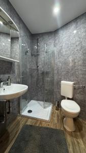 a bathroom with a shower and a toilet and a sink at Ferienwohnung-Monteurwohnung ANTON bis zu 4 Personen in Kleve, zentrale Lage in Kleve