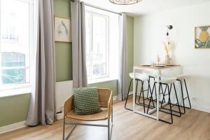 a small kitchen with a table and chairs in a room at Grand appartement Rue Caponiere - Centre de Caen à pied in Caen