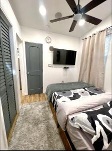 Postel nebo postele na pokoji v ubytování Furnished Suite near down town Dallas