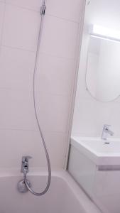 a bathroom with a shower and a sink at Grand appartement Rue Caponiere - Centre de Caen à pied in Caen