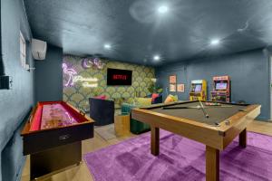 una sala de juegos con mesa de billar y juegos recreativos en Luxury Getaway - Sleeps 12 Pool HTD Beach Closeby, en Seminole