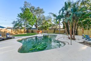 una piscina con fideos en el medio en Luxury Getaway - Sleeps 12 Pool HTD Beach Closeby, en Seminole