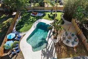 una vista aérea de una piscina con un parque acuático en Luxury Getaway - Sleeps 12 Pool HTD Beach Closeby, en Seminole