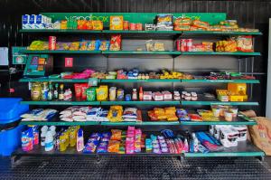 a store shelf filled with lots of different types of food at VG Sun Cumbuco Nascente Vista Mar 4 Pessoas in Paracumbuca