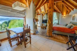 Cama ou camas em um quarto em Nido del Cóndor Hotel & Spa mais 37 fotos