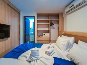 a bedroom with a bed with towels on it at Beach Class Queridinho Apto 2Qtos 50m Praia in Fortaleza +40 photos