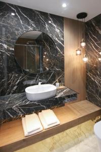 a bathroom with a sink and a mirror at LC Apartaments Centro Trinidad in Castellón de la Plana