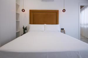 a large white bed in a white bedroom at LC Apartaments Centro Trinidad in Castellón de la Plana +24 photos