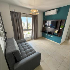 Televisyen dan/atau pusat hiburan di Apart Azucena, 1 dormitorio céntrico con balcón y cochera