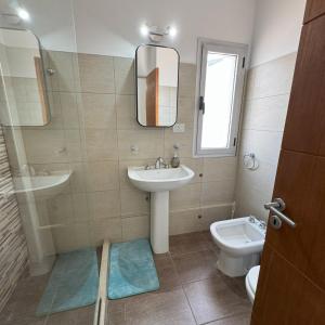 Bilik mandi di Apart Azucena, 1 dormitorio céntrico con balcón y cochera +12 gambar