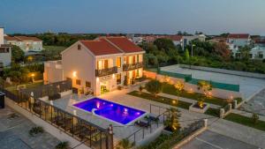 eine Luftaufnahme eines Hauses mit Swimmingpool in der Unterkunft Villa Palma in Zaton