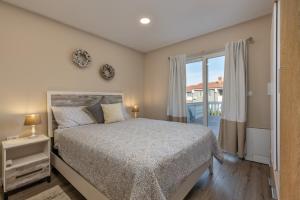 ein Schlafzimmer mit einem Bett und einem großen Fenster in der Unterkunft Villa Palma in Zaton + 7 Fotos