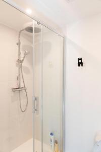 eine Dusche mit Glastür im Badezimmer in der Unterkunft Appartement proche Place Saint-Sauveur in Caen