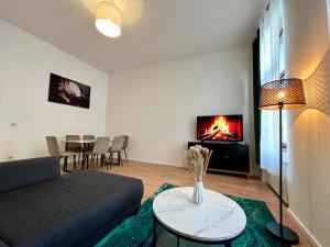 莱比锡Zu Fuß ins Zentrum, nahe Arena的客厅里有一张沙发和一张桌子。