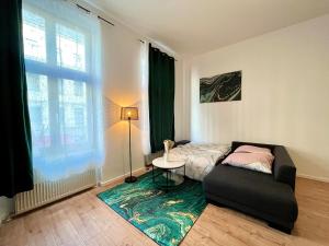 莱比锡Zu Fuß ins Zentrum, nahe Arena的带床和桌子的客厅
