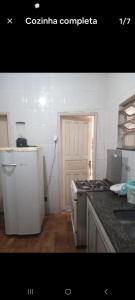 O bucătărie sau chicinetă la Kitinet com amor