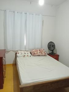 Un pat sau paturi într-o cameră la Kitinet com amor