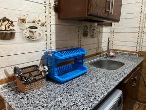 een aanrecht met een blauwe sapcentrifuge en een spoelbak bij Habiba Apartment in Luxor +37 foto's