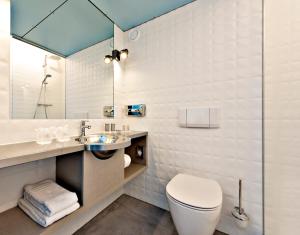 
A bathroom at WestCord Art Hotel Amsterdam 3 stars
