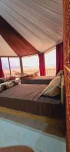 Postel nebo postele na pokoji v ubytování Wadi Rum Candles Camp