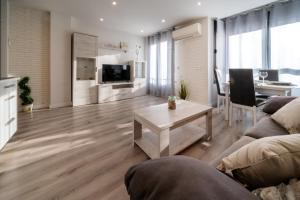 salon z kanapą i stołem w obiekcie Apartamentos Aranda w mieście Aranda de Duero
